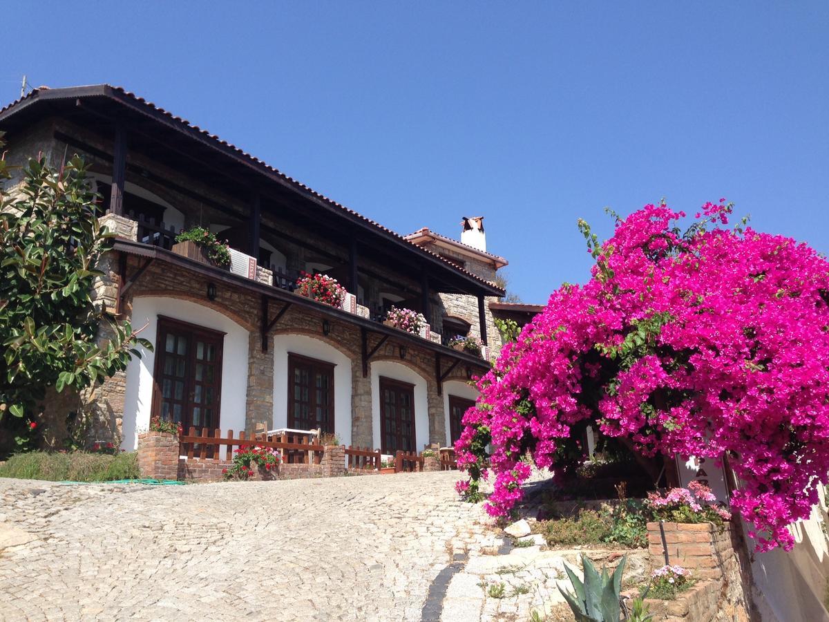 Loca Hotel Side Exterior photo
