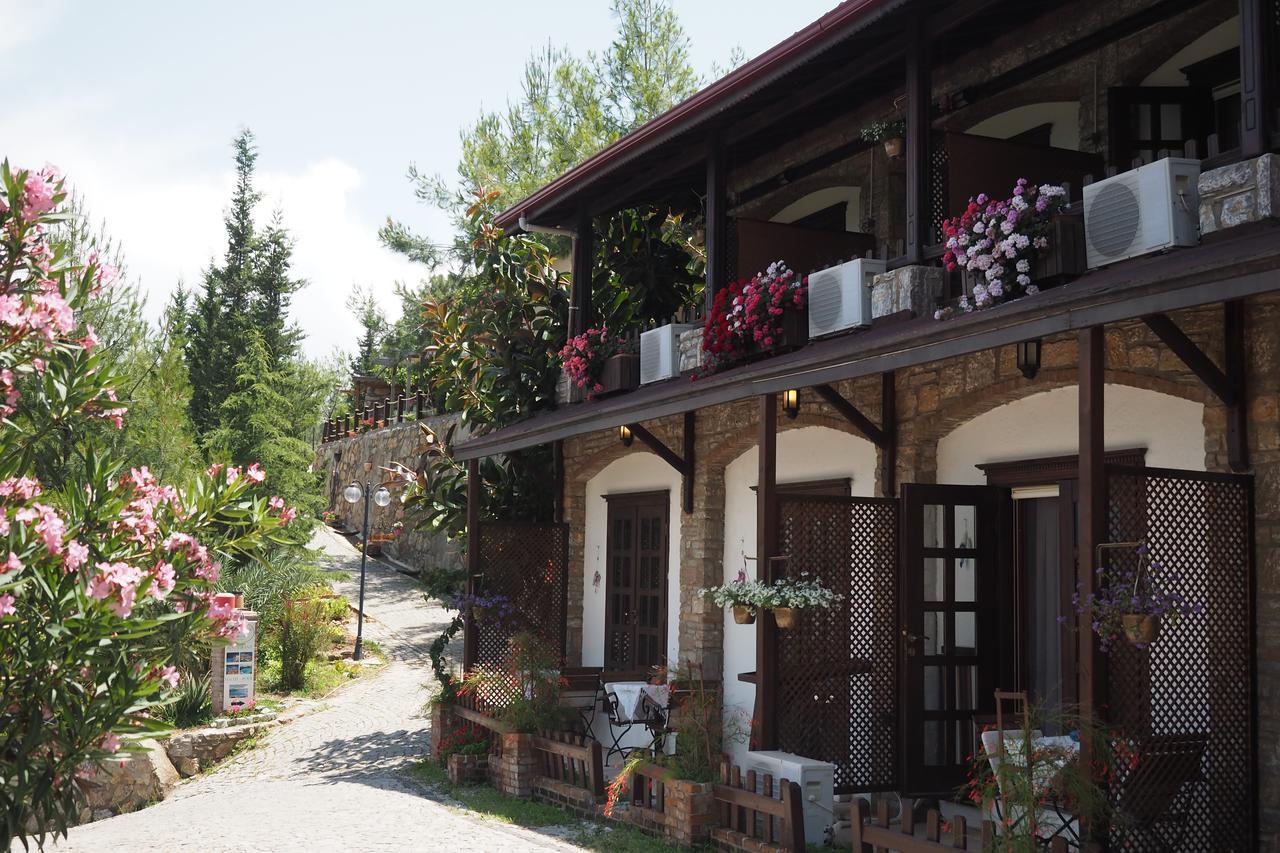 Loca Hotel Side Exterior photo