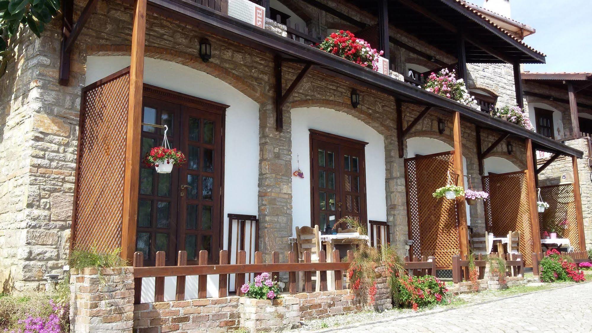 Loca Hotel Side Exterior photo